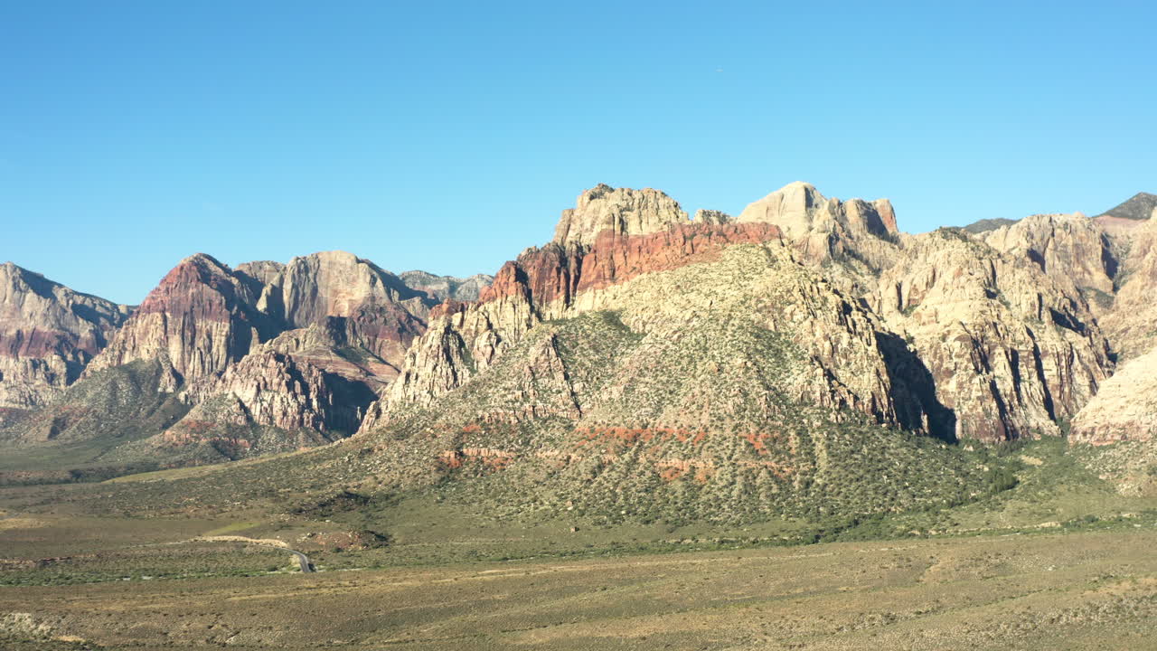 거대한 사막 풍경과 웅장한 산들