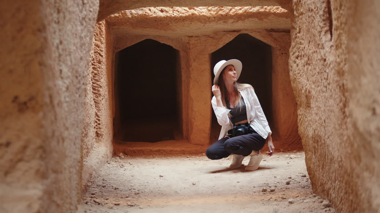 mujer explorando antiguos túneles subterráneos