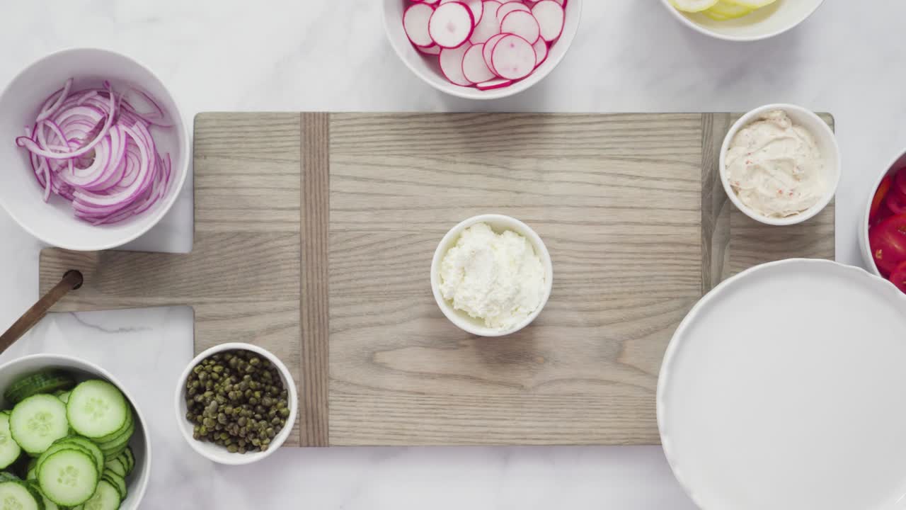montar una tabla de brunch de bagel con salmón ahumado