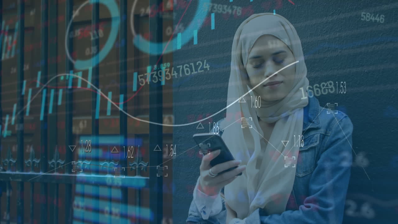 Animazione di elaborazione di dati statistici e di mercato azionario su una donna birazziale con hijab che usa lo smartphone