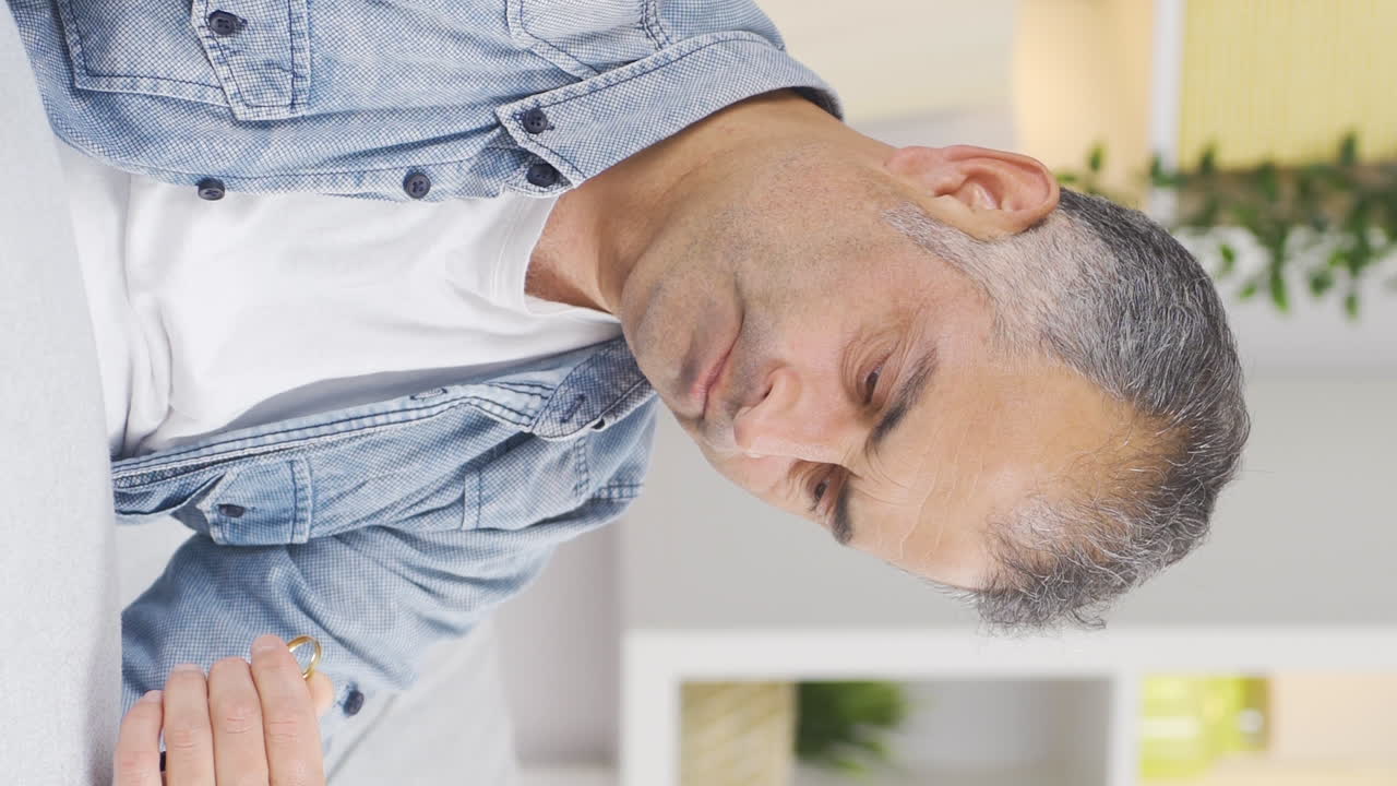video vertical de un hombre indeciso sobre la separación de su esposa.
