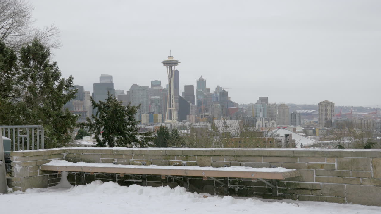 Skyline di Seattle in una giornata invernale nevosa.