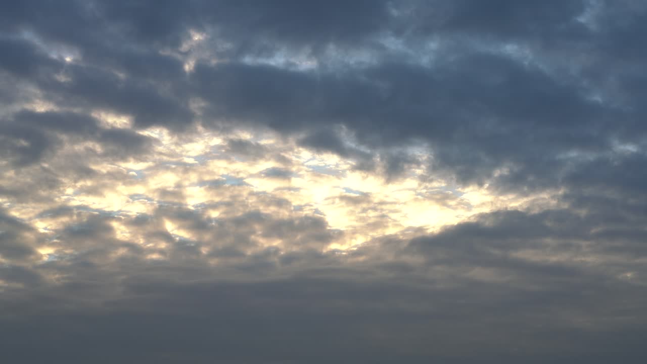 두꺼운 흐린 하늘을 통해 태양이 빛나고 있습니다