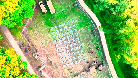 drones que se preparan para el lanzamiento nocturno en la feria del vino en burdeos, francia, vista aérea de arriba disparada
