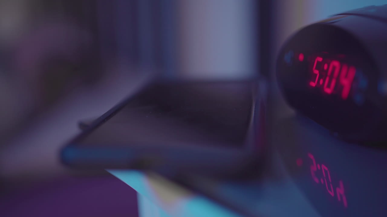 persona en la cama se agita a las 5:04 de la mañana