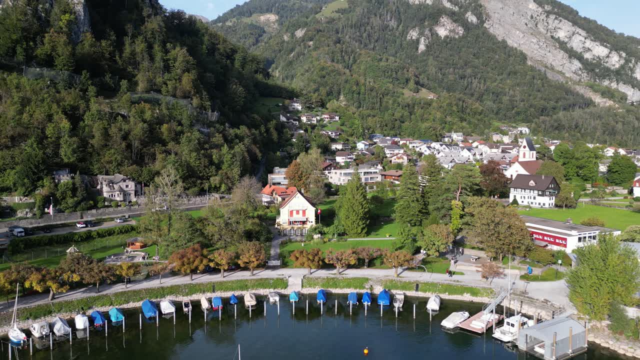 Cittadina di Weesen situata vicino alla riva del lago Walensee, Svizzera