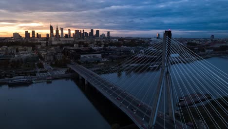 Hiperlapso-Del-Puente-Sobre-El-Río-Vístula-En-La-Ciudad-De-Varsovia-Al-Atardecer