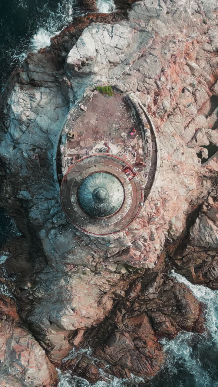 vista aérea de un faro en ruinas en una costa rocosa