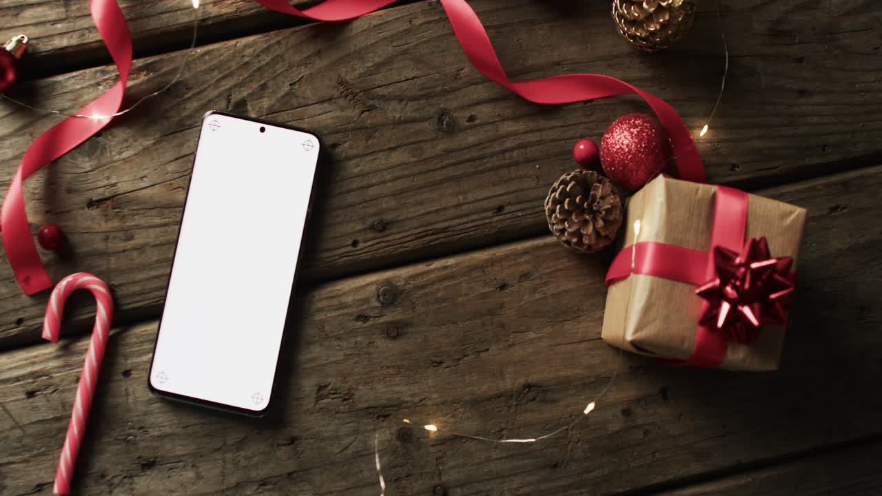 video de decoraciones de navidad y teléfono inteligente con espacio de copia en fondo de madera