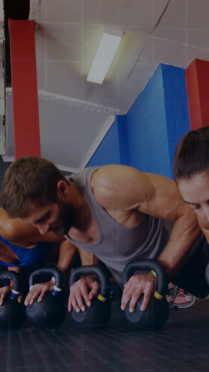 Video vertical: Equipo sujetando una pesa rusa y haciendo flexiones en el gimnasio, con un HUD que cubre la plancha final para la potencia.