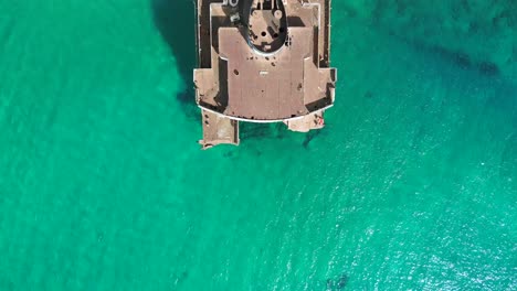 Maravillosa-Vista-Aérea-Vuelo-Barco-Popa-Puente-Naufragio-En-Playa-Arenal-Lanzarote-Islas-Canarias,-Día-Soleado-España-2023