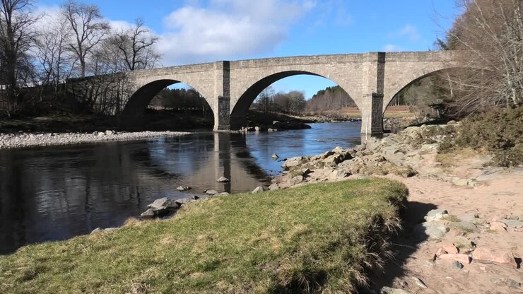 Inquadratura media del Ponte di Potarch sotto il sole splendente di primavera