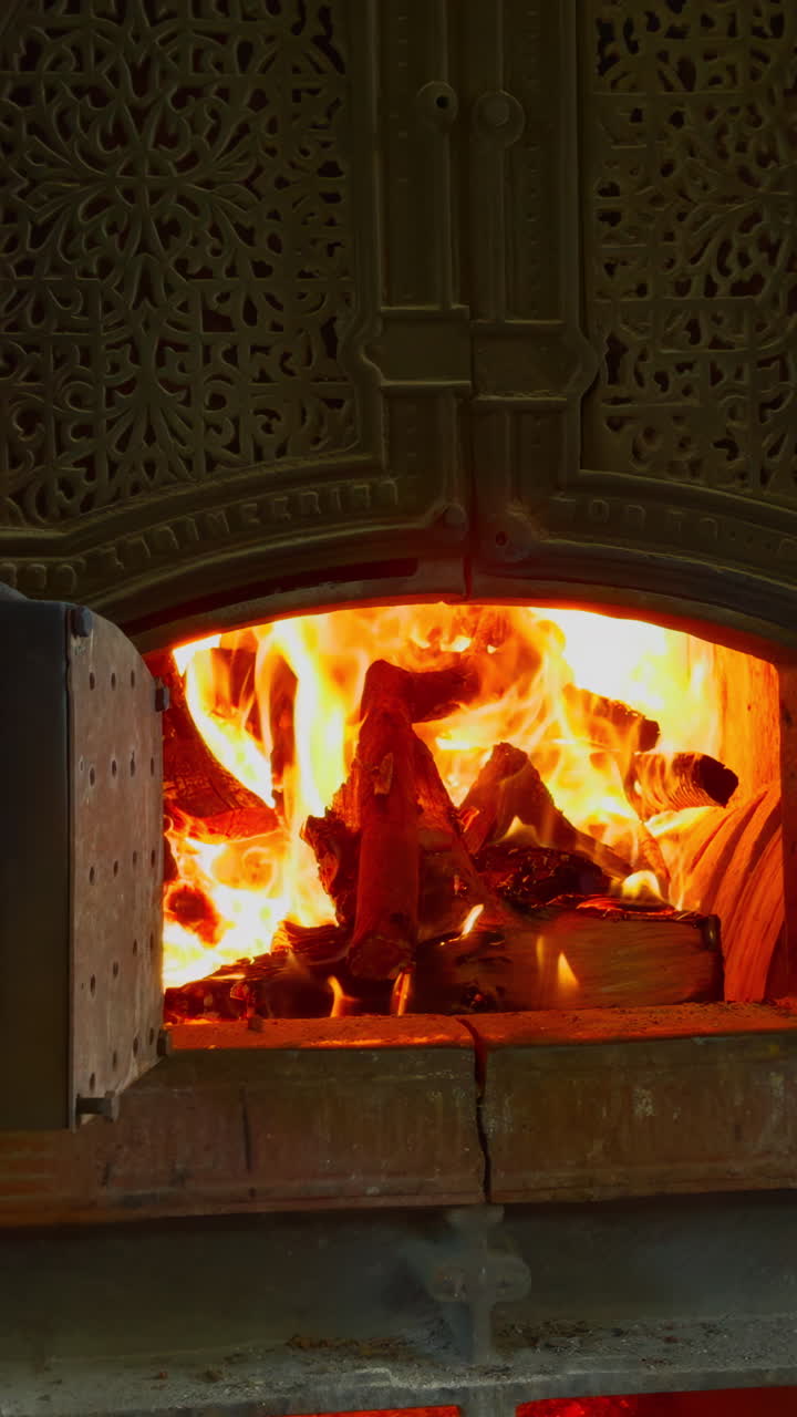 불과 함께 고대 목재 연소 스토브