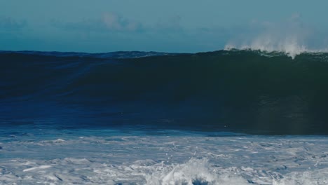 Hermosas-Olas-Del-Océano-En-Cámara-Lenta-Chocando-Y-Rompiendo-En-La-Orilla-Del-Mar-En-Hawaii