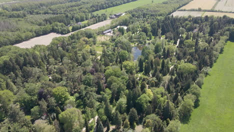 Antena-De-Hermoso-Parque-Verde-Con-Dos-Pequeños-Estanques