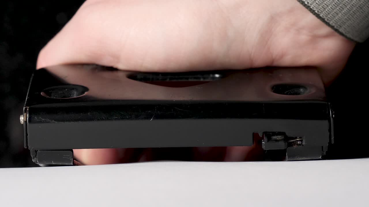 천공기를 손으로 누르기, 종이 문서 펀칭