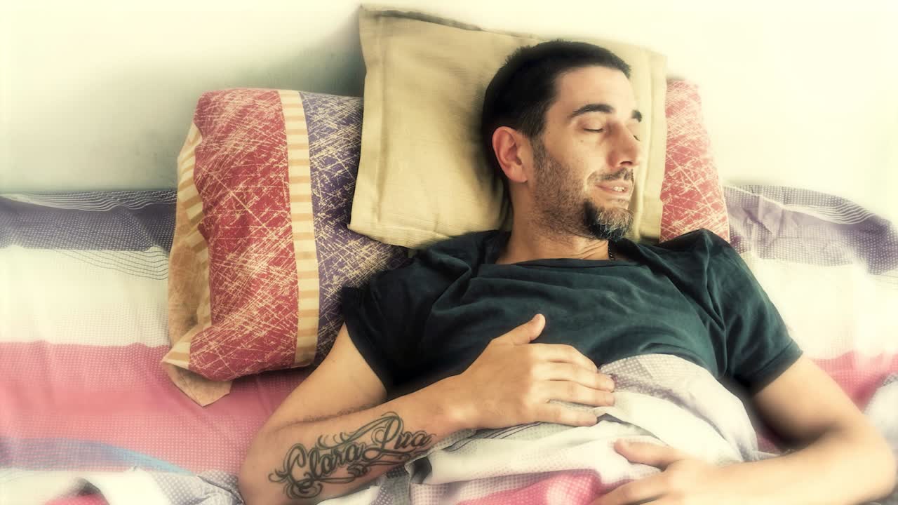 hombre despertando de buen humor