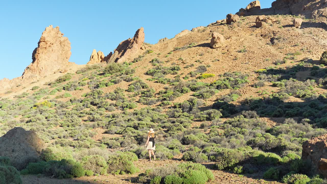 mujer con sombrero de paja caminando en el parque nacional del teide, españa