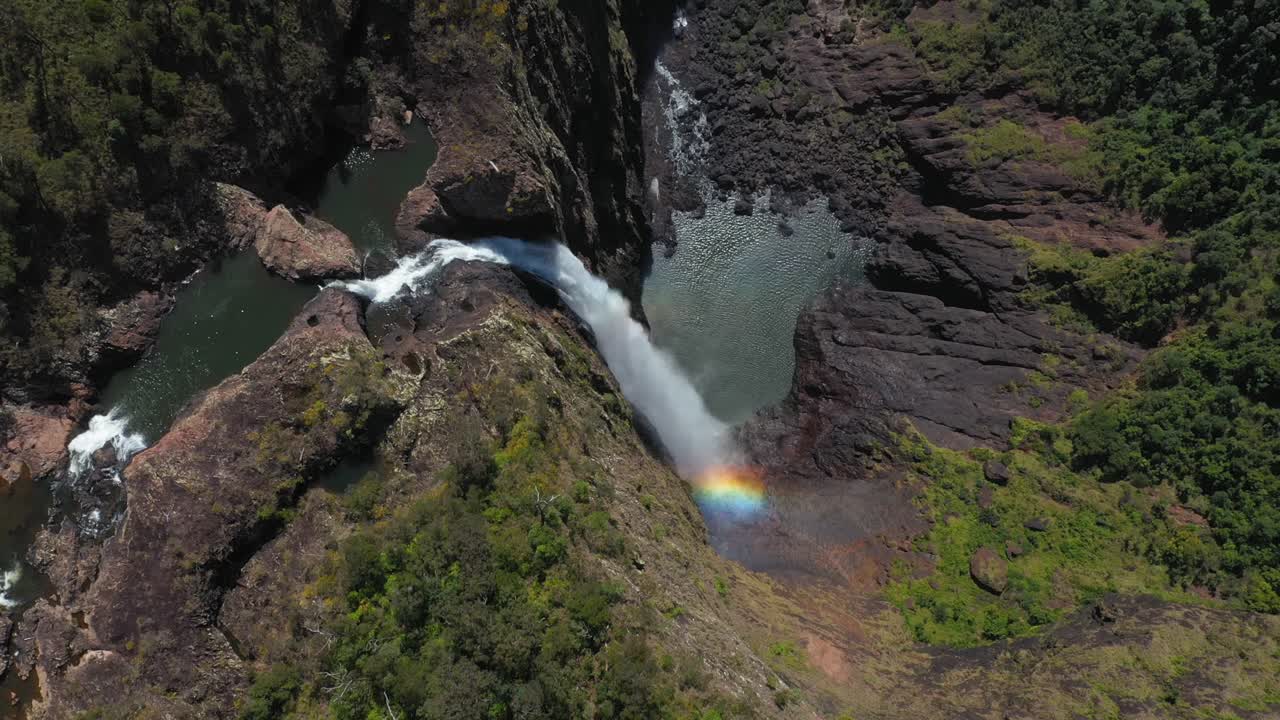 cascada de río que se precipita sobre la pared rocosa, retirada aérea