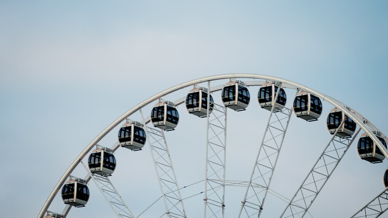 Ruota panoramica di Danzica con cielo nuvoloso sullo sfondo, Polonia