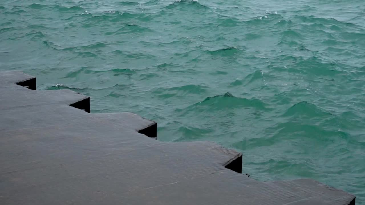 slomo 거친 호수 물이 호숫가 트레일에 대해 스플래시