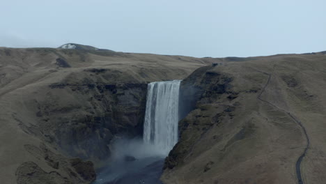 Toma-Aérea-En-Círculos-Lentos-Alrededor-De-La-Cascada-Skógafoss-Islandia