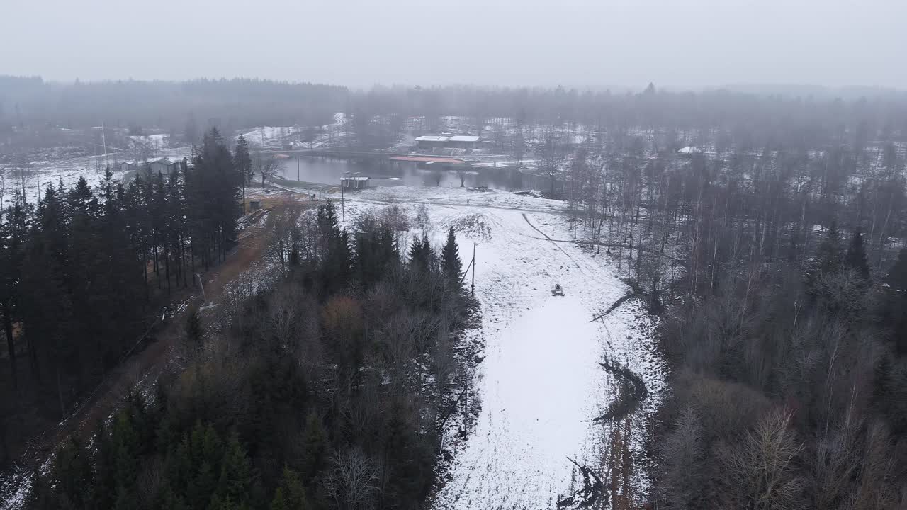 tiro de drone de estación de esquí en suecia con poca nevada a mediados de invierno