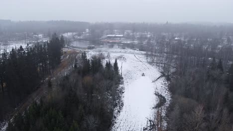 Tiro-De-Drone-De-Estación-De-Esquí-En-Suecia-Con-Poca-Nevada-A-Mediados-De-Invierno