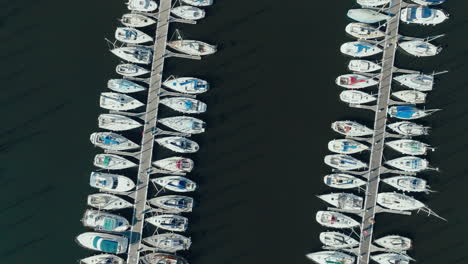 Drone-Topshot-Elevación-Giratoria-De-Veleros,-Embarcaciones-De-Recreo-Amarradas-En-Un-Muelle-Francés