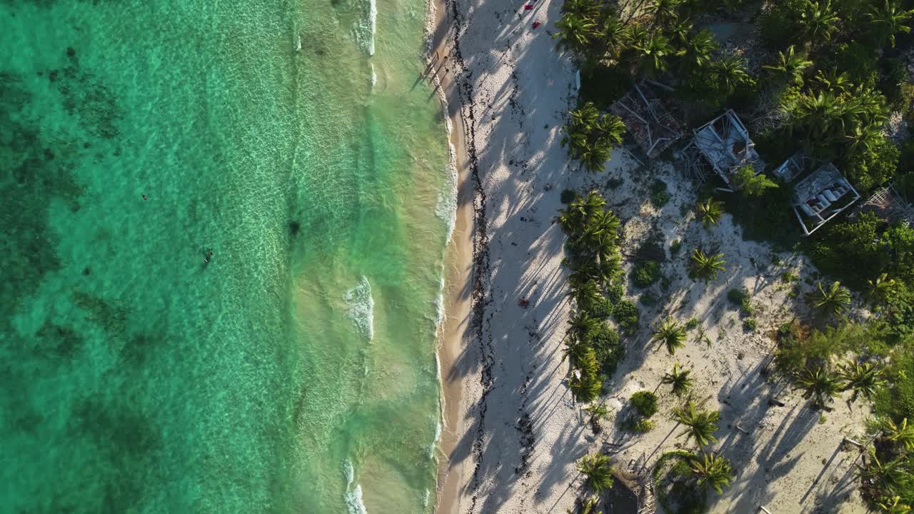 vista aérea sobre las olas en una playa exótica en playa del carmen, méxico - de arriba hacia abajo, disparo de drones