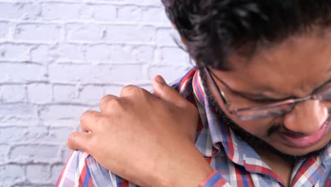 hombre con dolor de hombro