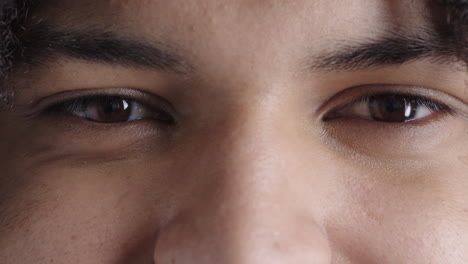 de cerca joven ojos marrones mirando a la cámara feliz sonrisa vista satisfacción de la visión