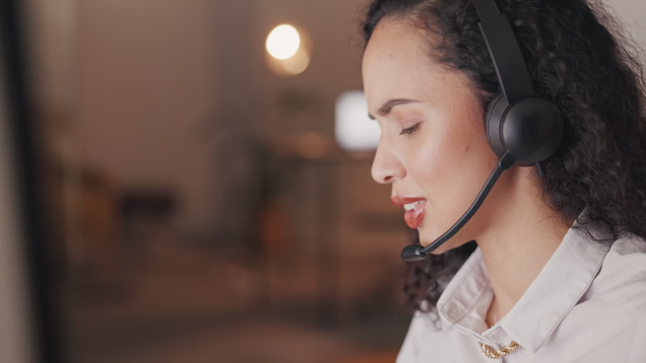 Stress, mal di testa e donna al call center