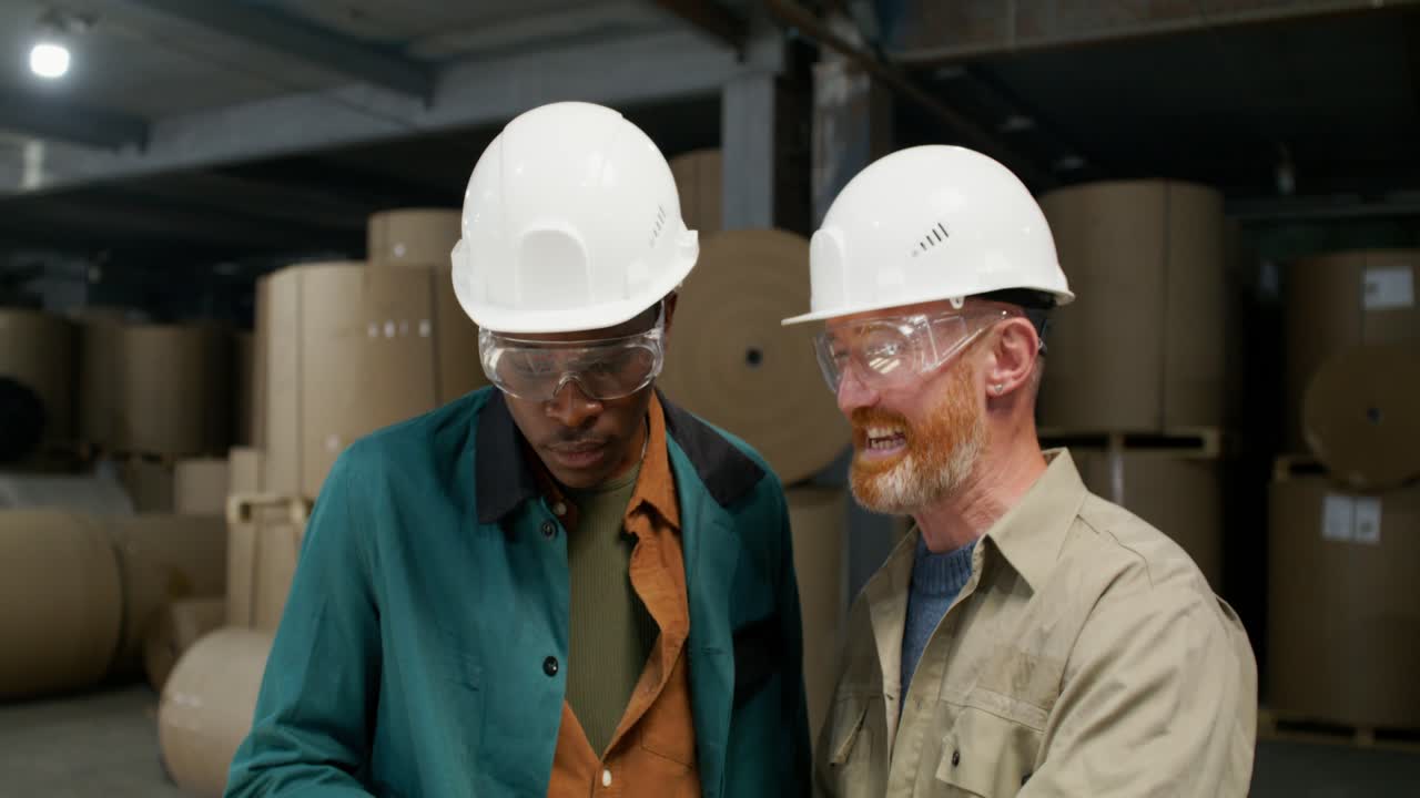 trabajadores de la fábrica discutiendo en el almacén
