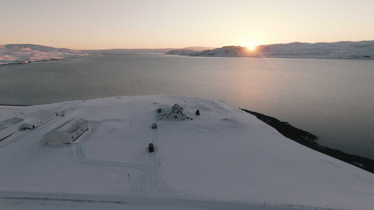일몰 동안 바다 해안에 농장이 있는 겨울 풍경, 돌리 포워드