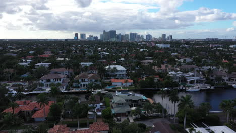 Fort-Lauderdale-city-Skyline-luxurious-real-estates-and-far-skyscrapers,-Florida