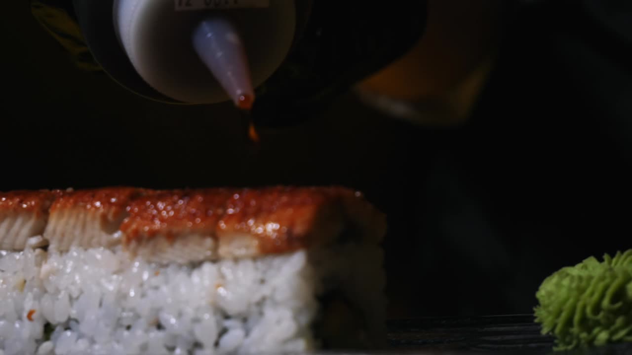 primer plano de un rollo de sushi unagi