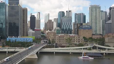 El-Dron-Se-Eleva-Y-Se-Desplaza-Hacia-La-Ciudad-De-Brisbane,-Australia,-En-Un-Día-Nublado.