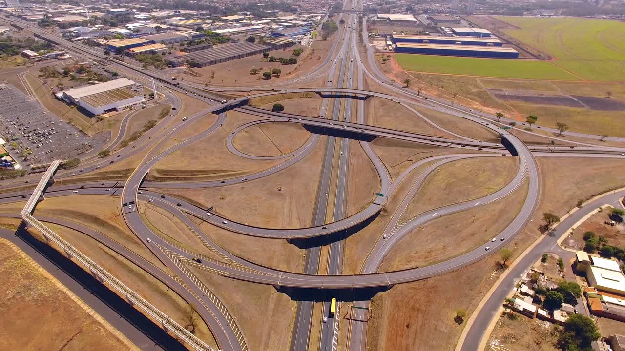 리베라오 프레토 (ribeirao preto) 는 공중에서 높은 고도 드론 비행입니다.
