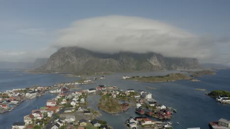 luchtfoto van het beroemde vissersdorpje henningsvær