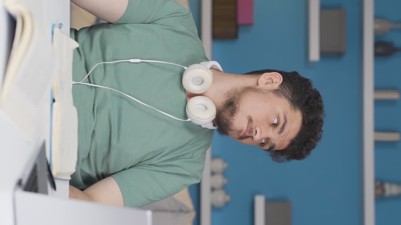 video vertical de un estudiante deprimido que experimenta presión familiar.