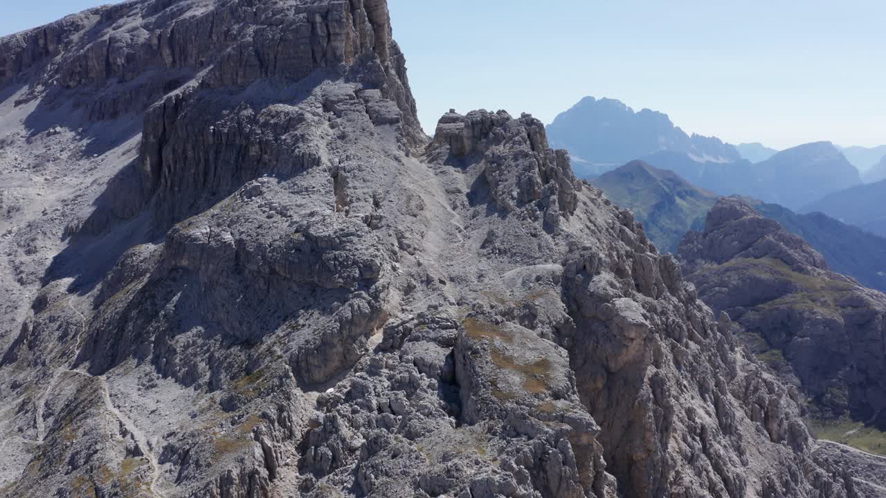 antena moviéndose hacia las montañas dolomitas en el valle de val badia con cielos azules