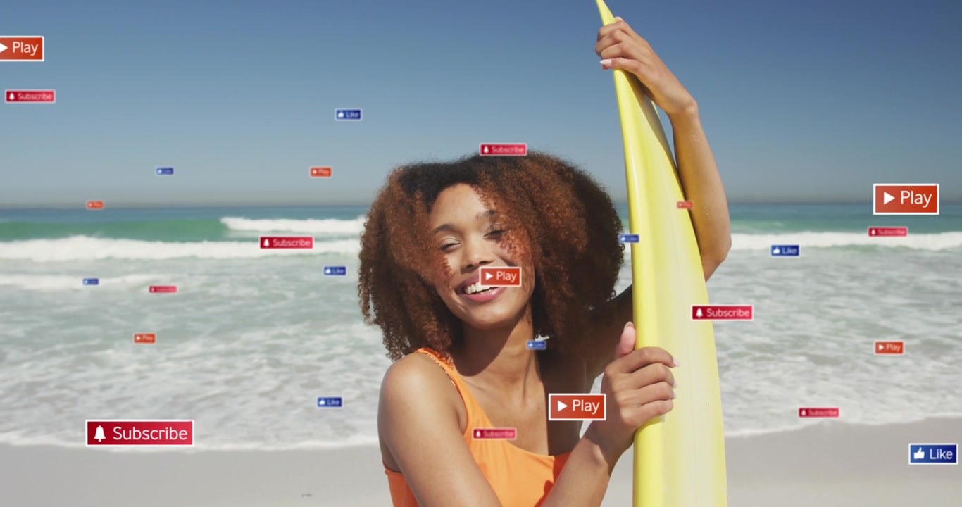 Animación de texto e iconos de redes sociales sobre una mujer feliz en la playa.