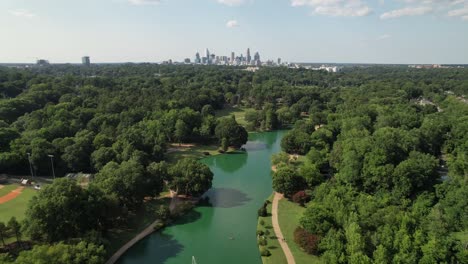 Alto-Parque-Aéreo-De-La-Libertad-De-Empuje-Con-El-Horizonte-De-Charlotte-Nc-En-El-Fondo,-Charlotte-Carolina-Del-Norte