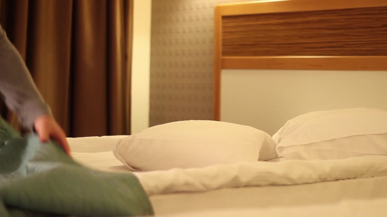 disparo en primer plano de la ama de llaves haciendo servicio de habitaciones