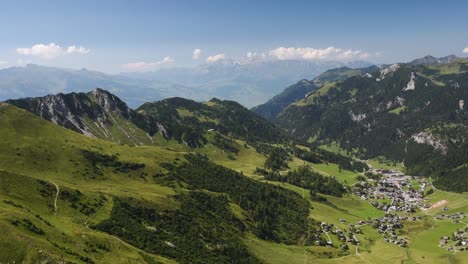 panorama-weitwinkelansicht des malbuntals im fürstentum liechtenstein