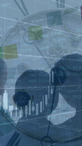 animación del procesamiento de datos financieros y reloj sobre un grupo diverso de personas de negocios tomando notas