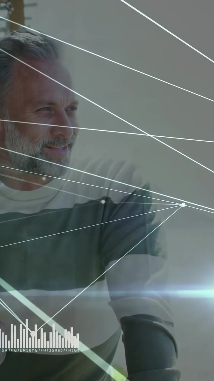 Seguendo l'HUD che si muove a destra, uomo appoggiato a casa, che indossa una maglietta a righe e un tutore, sorridente, con spazio per il testo.