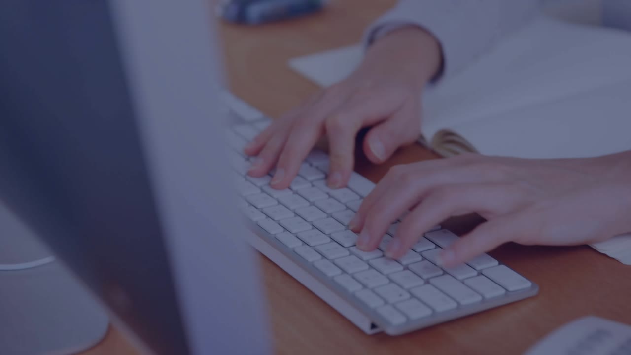 Funcionário de escritório digitando e falando ao telefone enquanto monitora sobreposições de tecnologia global