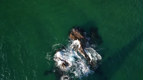 Vista-Aérea-Sobre-Las-Olas-Del-Océano-Rompiendo-Sobre-Las-Rocas,-Vista-De-Arriba-Hacia-Abajo